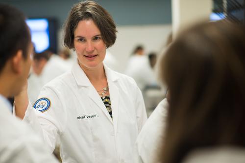 Tracey Taylor talks with other OUWB students