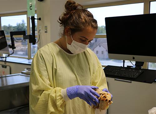 An image of OUWB student Kaliopi Agas in the anatomy lab